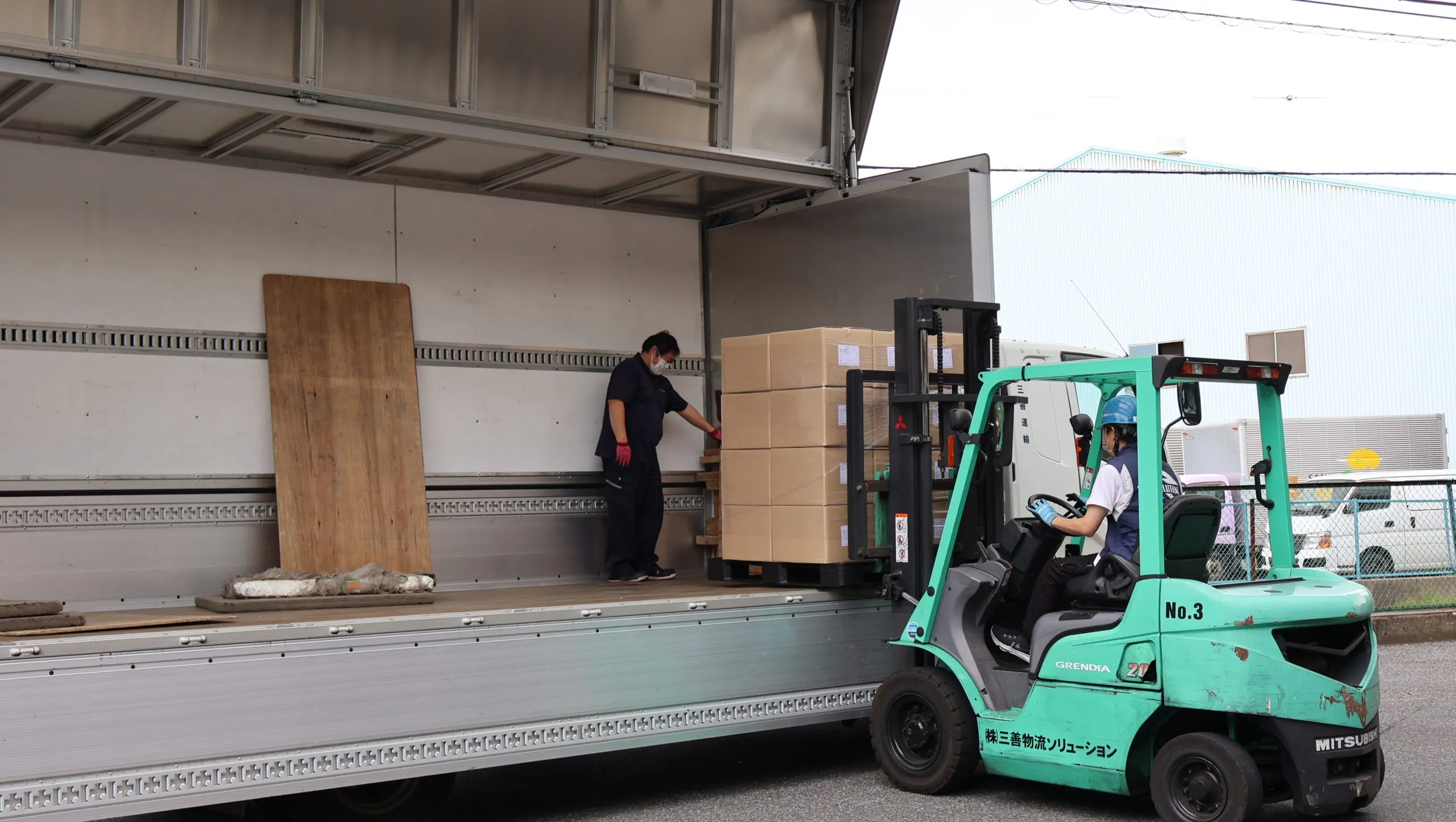 トラック配送のイメージ